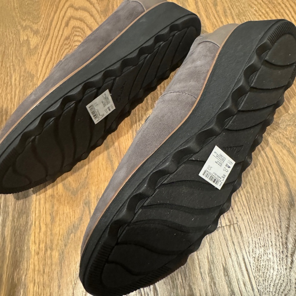 Clarks Women's Gray Flats - Picture 2 of 3